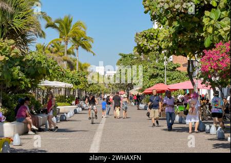 Puerto Vallarta, Mexiko - 15. Januar 2024: Menschen gehen auf der Promenade in der Altstadt von Puerto Vallarta Stockfoto