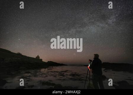 Aktenfoto vom 04/23 des Badehauses in Howick an der Küste Northumberlands unter der Milchstraße. Astronomen haben eine bisher unbekannte Quelle von Sternstaub entdeckt. Sternstaub, auch bekannt als kosmischer Staub, bildet die Bausteine von felsigen Planeten wie der Erde und sogar dem Leben selbst. Ausgabedatum: Donnerstag, 8. Februar 2024. Stockfoto