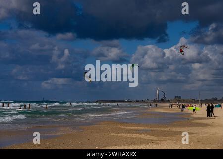 Wassersportbegeisterte mit verschiedenen Formen des Surfens und Segelns, fotografiert am Strand von Beit Yanai, Israel Beit Yanai ist ein Moshav im Zentrum von ISR Stockfoto