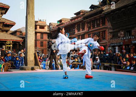 Bhaktapur, Bagmati, Nepal. Februar 2024. Schüler verschiedener Schulen in der Gemeinde Bhaktapur nehmen an dem von der Gemeinde Bhaktapur in Bhaktapur organisierten Karatewettbewerb auf Schulniveau Teil. (Kreditbild: © Amit Machamasi/ZUMA Press Wire) NUR REDAKTIONELLE VERWENDUNG! Nicht für kommerzielle ZWECKE! Stockfoto