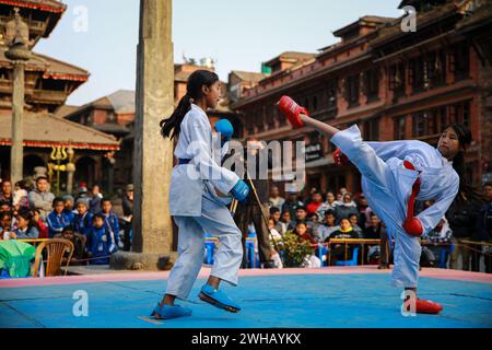 Bhaktapur, Bagmati, Nepal. Februar 2024. Schüler verschiedener Schulen in der Gemeinde Bhaktapur nehmen an dem von der Gemeinde Bhaktapur in Bhaktapur organisierten Karatewettbewerb auf Schulniveau Teil. (Kreditbild: © Amit Machamasi/ZUMA Press Wire) NUR REDAKTIONELLE VERWENDUNG! Nicht für kommerzielle ZWECKE! Stockfoto