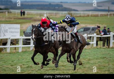 Grace A Vous Enki und James King Dead Heat mit Regatta de Blanc und will Biddick teilen sich den Leidos Coronation Gold Cup, Larkhill, 04.02.2024. Stockfoto