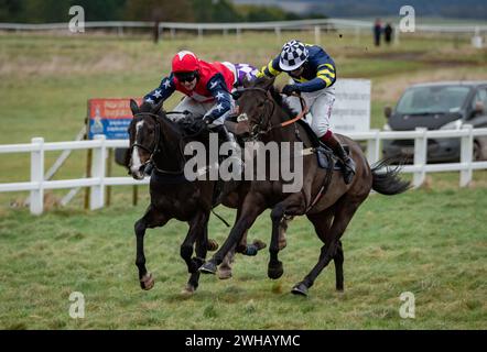 Grace A Vous Enki und James King Dead Heat mit Regatta de Blanc und will Biddick teilen sich den Leidos Coronation Gold Cup, Larkhill, 04.02.2024. Stockfoto