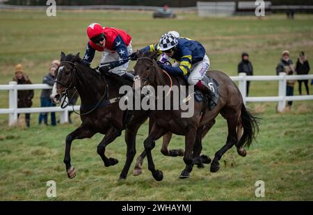 Grace A Vous Enki und James King Dead Heat mit Regatta de Blanc und will Biddick teilen sich den Leidos Coronation Gold Cup, Larkhill, 04.02.2024. Stockfoto