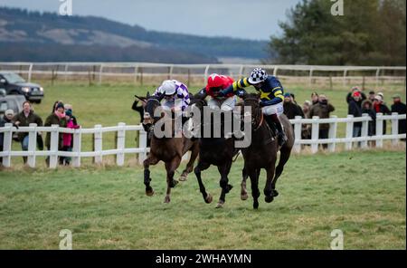 Grace A Vous Enki und James King Dead Heat mit Regatta de Blanc und will Biddick teilen sich den Leidos Coronation Gold Cup, Larkhill, 04.02.2024. Stockfoto