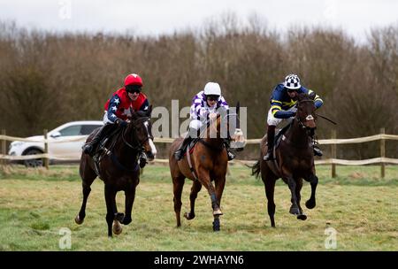 Grace A Vous Enki und James King Dead Heat mit Regatta de Blanc und will Biddick teilen sich den Leidos Coronation Gold Cup, Larkhill, 04.02.2024. Stockfoto