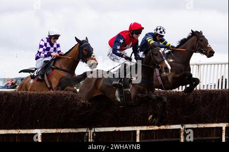 Grace A Vous Enki und James King Dead Heat mit Regatta de Blanc und will Biddick teilen sich den Leidos Coronation Gold Cup, Larkhill, 04.02.2024. Stockfoto