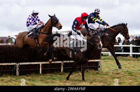 Grace A Vous Enki und James King Dead Heat mit Regatta de Blanc und will Biddick teilen sich den Leidos Coronation Gold Cup, Larkhill, 04.02.2024. Stockfoto