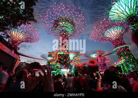 Singapur, Singapurs Gärten an der Bucht. Februar 2024. Touristen sehen die Laternen während der Erleuchtungszeremonie des „River Hongbao“, ein integraler Bestandteil der Mondneujahrsfeiern hier, in Singapurs Gardens by the Bay, 8. Februar 2024. Der Fluss Hongbao findet in diesem Jahr vom 8. Bis 17. Februar an 10 aufeinanderfolgenden Tagen statt. Quelle: Dann Chih Wey/Xinhua/Alamy Live News Stockfoto