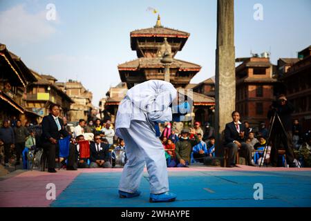 Bhaktapur, Bagmati, Nepal. Februar 2024. Schüler verschiedener Schulen in der Gemeinde Bhaktapur nehmen an dem von der Gemeinde Bhaktapur in Bhaktapur organisierten Karatewettbewerb auf Schulniveau Teil. (Kreditbild: © Amit Machamasi/ZUMA Press Wire) NUR REDAKTIONELLE VERWENDUNG! Nicht für kommerzielle ZWECKE! Stockfoto