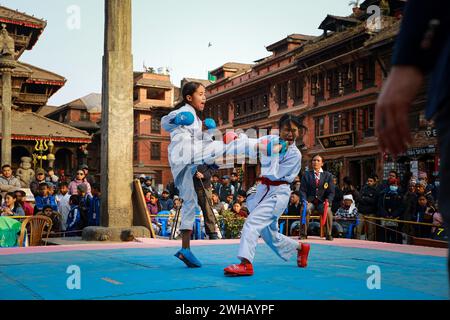 Bhaktapur, Bagmati, Nepal. Februar 2024. Schüler verschiedener Schulen in der Gemeinde Bhaktapur nehmen an dem von der Gemeinde Bhaktapur in Bhaktapur organisierten Karatewettbewerb auf Schulniveau Teil. (Kreditbild: © Amit Machamasi/ZUMA Press Wire) NUR REDAKTIONELLE VERWENDUNG! Nicht für kommerzielle ZWECKE! Stockfoto