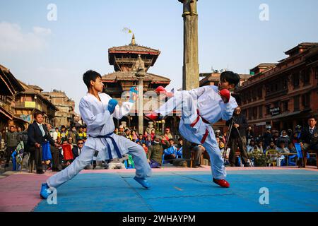 Bhaktapur, Bagmati, Nepal. Februar 2024. Schüler verschiedener Schulen in der Gemeinde Bhaktapur nehmen an dem von der Gemeinde Bhaktapur in Bhaktapur organisierten Karatewettbewerb auf Schulniveau Teil. (Kreditbild: © Amit Machamasi/ZUMA Press Wire) NUR REDAKTIONELLE VERWENDUNG! Nicht für kommerzielle ZWECKE! Stockfoto