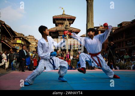 Bhaktapur, Bagmati, Nepal. Februar 2024. Schüler verschiedener Schulen in der Gemeinde Bhaktapur nehmen an dem von der Gemeinde Bhaktapur in Bhaktapur organisierten Karatewettbewerb auf Schulniveau Teil. (Kreditbild: © Amit Machamasi/ZUMA Press Wire) NUR REDAKTIONELLE VERWENDUNG! Nicht für kommerzielle ZWECKE! Stockfoto