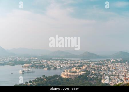 Udaipur, Indien - erhöhter Blick auf die Stadt mit Aravalli-Bergen, Lake Pichola und Stadt bei Sonnenaufgang in Udaipur, Rajasthan, Indien. Stockfoto