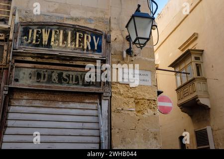 Ein stillgelegter Juwelier in der Merchant Street, Valletta, Malta Stockfoto