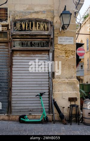 Ein stillgelegter Juwelier in der Merchant Street, Valletta, Malta Stockfoto