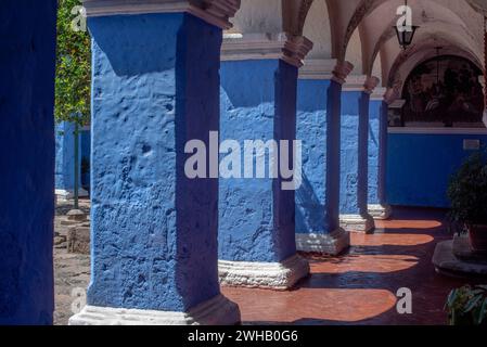 Blaue Säulen beleuchtet in einem Kiosk in Cusco Inka Stadt in Peru Stockfoto