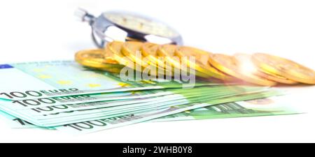 Die Bitcoins auf einem Stapel von hundert Euro und eine Glühbirnenuhr auf weißem Hintergrund Stockfoto