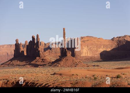 Die West und East Mitten Buttes sind zwei Buttes im Monument Valley Navajo Tribal Park im Nordosten des Navajo County, Arizona. Stockfoto