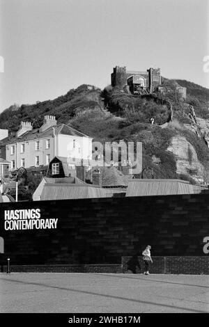 Hastings Old Town in Monochrom, East Sussex, Großbritannien, mit Blick auf East Hill und Hastings Contemporary Art Gallery, vom Stade Stockfoto