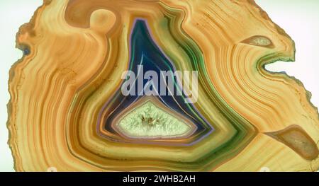 Hinterleuchtetes dünnes Stück blauem Achat mit Kristallen in einer Geode, beleuchtet von hinten Stockfoto