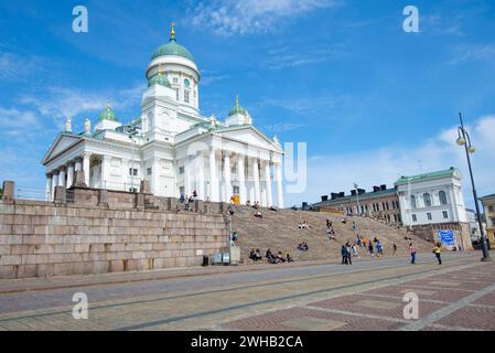 HELSINKI, FINNLAND - 11. JUNI 2017: Sonniger Juni auf dem Senatsplatz Stockfoto