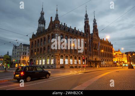 AMSTERDAM, NIEDERLANDE - 30. SEPTEMBER 2017: Das ehemalige Hauptpostamt von Amsterdam (1899), heute Magna Plaza Einkaufszentrum Stockfoto