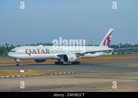 COLOMBO, SRI LANKA - 24. FEBRUAR 2020: Flugzeuge Boeing 777-3DZER (A7-BEN) von Qatar Airways auf dem Bandaranaike International Airport Stockfoto