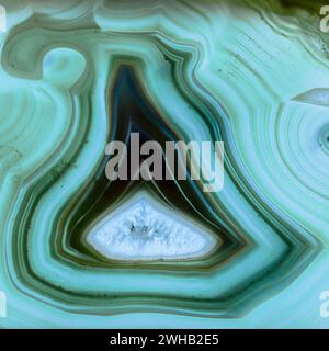 Hinterleuchtetes dünnes Stück blauem Achat mit Kristallen in einer Geode, beleuchtet von hinten Stockfoto