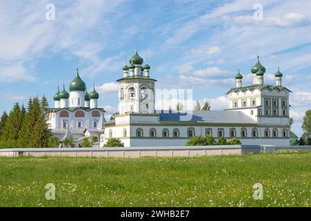 Sonniger Juni-Tag in der alten St. Kloster Nikolaus Vyazhishchi. Region Nowgorod, Russland Stockfoto