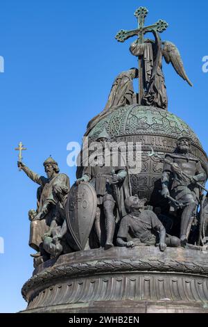 WELIKI NOWGOROD, RUSSLAND - 09. MÄRZ 2022: Russische Fürsten Wladimir Svyatoslawowitsch, Rurik und Dmitri Donskoy auf der mittleren Ebene des Millenniums von R Stockfoto