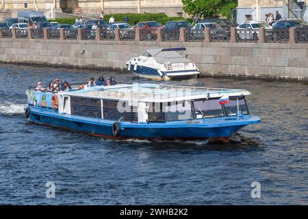 SANKT PETERSBURG, RUSSLAND - 26. MAI 2023: Vergnügungsmotorboot mit Touristen auf dem Fluss Fontanka an einem Maitag Stockfoto