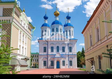 Blick auf die antike Kathedrale von Kasan, Ikone der Gottesmutter an einem sonnigen Juni-Tag. Kasan Kloster. Tambow, Russland Stockfoto