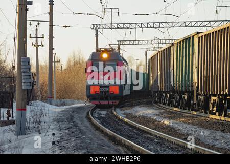 SHARYA, RUSSLAND - 19. MÄRZ 2022: Russische Elektrolokomotive 2ES5K 'Ermak' mit Güterzug an einem sonnigen Märztag. Northern Railway Stockfoto