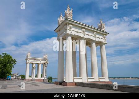 WOLGOGRAD, RUSSLAND - 15. JUNI 2023: Propyläen der zentralen Haupttreppe am Wolgadamm an einem sonnigen Juni-Tag Stockfoto