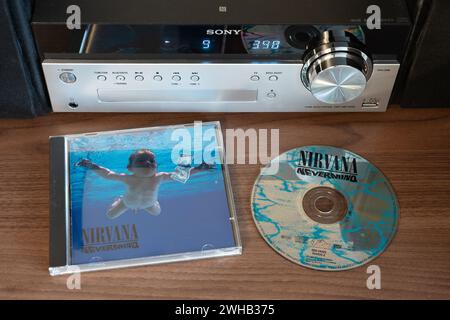 Nevermind ist das zweite Studioalbum der amerikanischen Rockband Nirvana. CD- und CD-Player. Stockfoto
