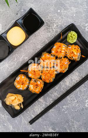 Gebackene Brötchen mit Käse serviert mit Wasabi, eingelegtem Ingwer, Sojasauce und Mayonnaise Stockfoto