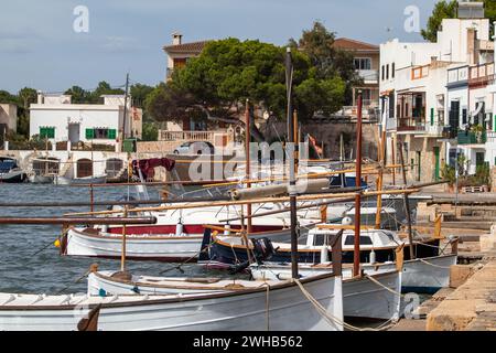 Portocolom oder Porto Colom, Mallorca, Balearen, Spanien, traditionelle mallorquinische Fischerboote namens Llagut oder Llaüt Stockfoto