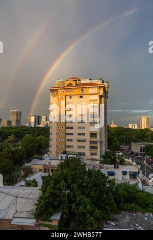 Ein doppelter Regenbogen über Wohngebäuden im Zentrum von Santo Domingo, Dominikanische Repbulic. Stockfoto