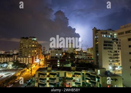 Ein Gewitter in der Nacht über den Wohngebäuden im Zentrum von Santo Domingo, Dominikanische Repbulic. Stockfoto