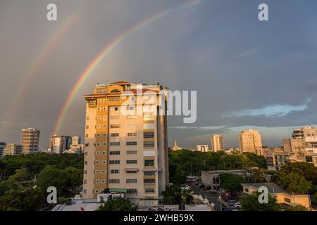 Ein doppelter Regenbogen über Wohngebäuden im Zentrum von Santo Domingo, Dominikanische Repbulic. Stockfoto