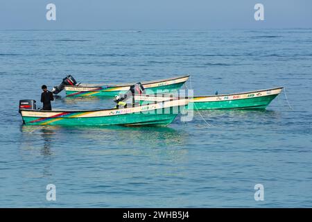 Ein Reiseleiter bereitet sein Boot für die Fahrt zur Paradise Island vor, einer kleinen Insel im Korallenriff vor der Küste der Dominikanischen Republik. Stockfoto