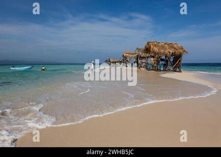 Die Wellen brechen über die winzige Cayo Arena oder Paradise Island, eine Sandbänkeninsel an der Nordwestküste der Dominikanischen Republik. Bei Flut ist es komplett Stockfoto