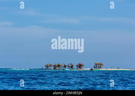 Touristen auf der winzigen Paradise Island vor der Nordwestküste der Dominikanischen Republik. Es ist ein guter Ort zum Schnorcheln. Stockfoto