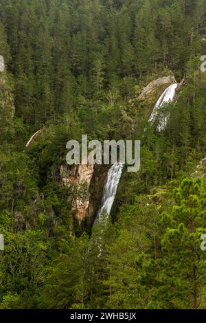 Der Wasserfall Salto de Aguas Blancas in den Bergen des Valle Nuevo Nationalparks in der Dominikanischen Republik. Stockfoto