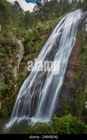 Der Wasserfall Salto de Aguas Blancas in den Bergen des Valle Nuevo Nationalparks in der Dominikanischen Republik. Stockfoto