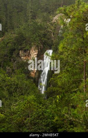 Der Wasserfall Salto de Aguas Blancas in den Bergen des Valle Nuevo Nationalparks in der Dominikanischen Republik. Stockfoto