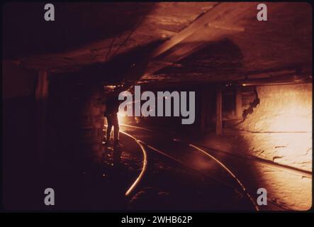 Richlands, Virginia, USA. April 1974. General Scene Underground in der Virginia-Pocahontas Coal Company Mine Nr. 3 in der Nähe von Richlands, Virginia. Der Tunnel liegt 1.250 Meter unter der Oberfläche und anderthalb Meilen vom Aufzugsschacht entfernt, der die Bergleute zur Arbeit bringt. Dies ist eine typische Bergwerksszene aus dem Blickpunkt eines Bergarbeiters 04/1974 Stockfoto