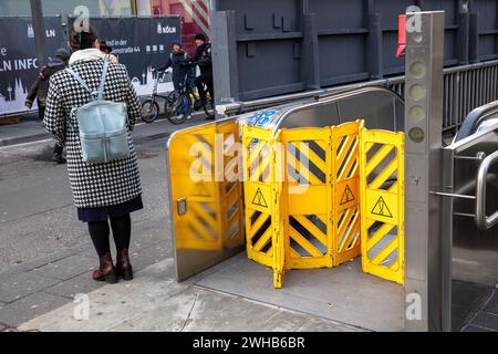 Blockierte Rolltreppe zur U-Bahn am Dom, Frau mit kariertem Mantel und Rucksack, Köln, Deutschland. Gesperrte Rolltreppe zur U-Bahn am Dom, Frau m Stockfoto