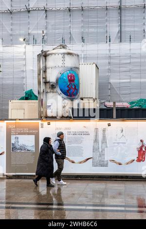 Das Dom-Hotel am Dom wird komplett renoviert, Baustelle, Vorhangfassade, Baustellensilo mit Malerei, Passanten, Co Stockfoto